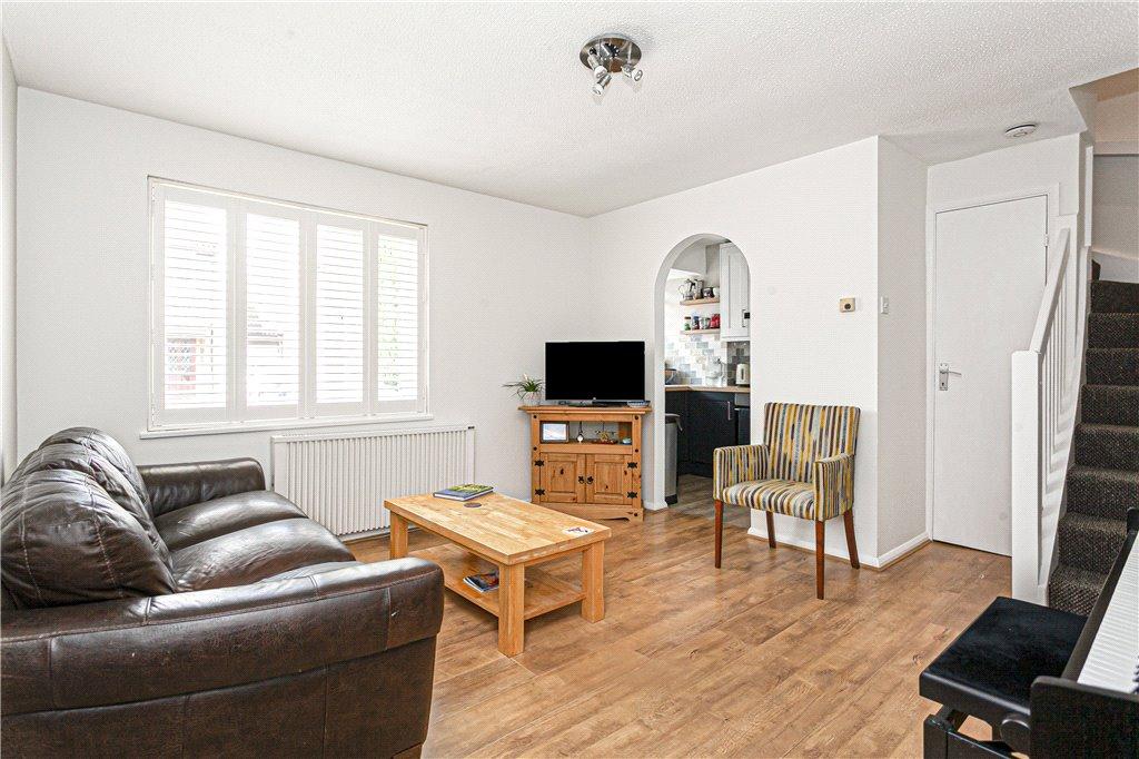 Hodgson Gardens, Guildford, Surrey, GU4 1 bed end of terrace house - £ ...