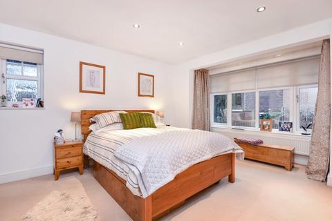 5 bedroom house to rent - Park Farm Road Bromley BR1