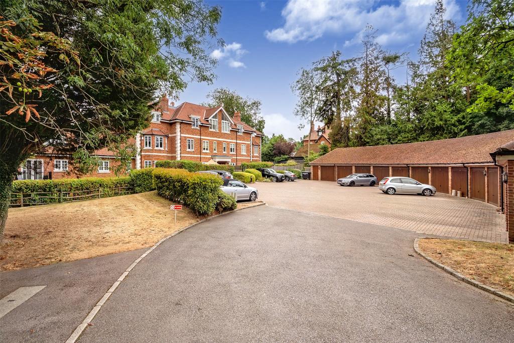 Edenbrook Place, Blindley Heath, Lingfield, RH7 3 bed flat £350,000