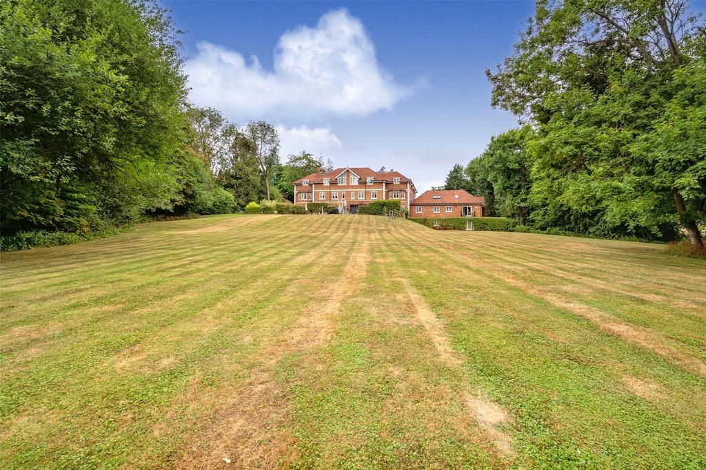 Edenbrook Place, Blindley Heath, Lingfield, RH7 3 bed flat £350,000
