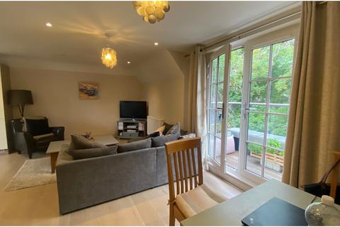 2 bedroom apartment to rent, Frensham Road, Farnham GU9