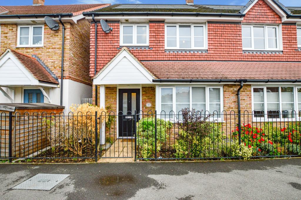 Ambleside Avenue, WaltononThames 4 bed end of terrace house £2,350 pcm (£542 pw)