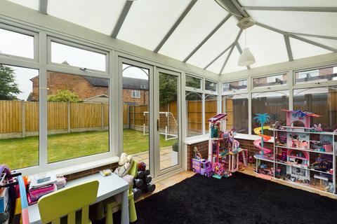 6 Crest Close, Stretton, Burton-on-trent, DE13 0GW