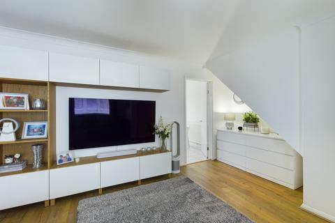 6 Crest Close, Stretton, Burton-on-trent, DE13 0GW