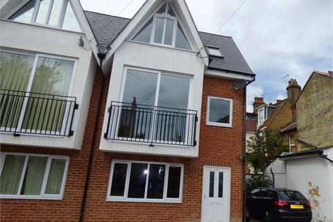 2 bedroom semi-detached house to rent - Woodfield Road, Leigh on sea, Leigh on sea,