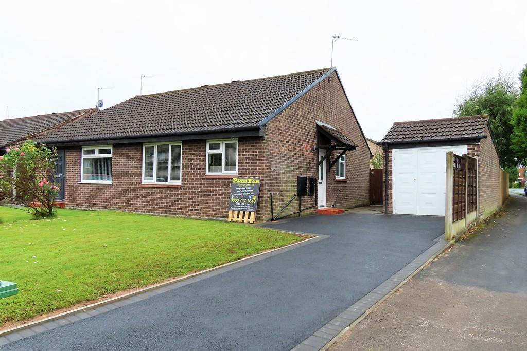 Redford Drive, Bramhall 2 bed semidetached bungalow £1,050 pcm (£242 pw)