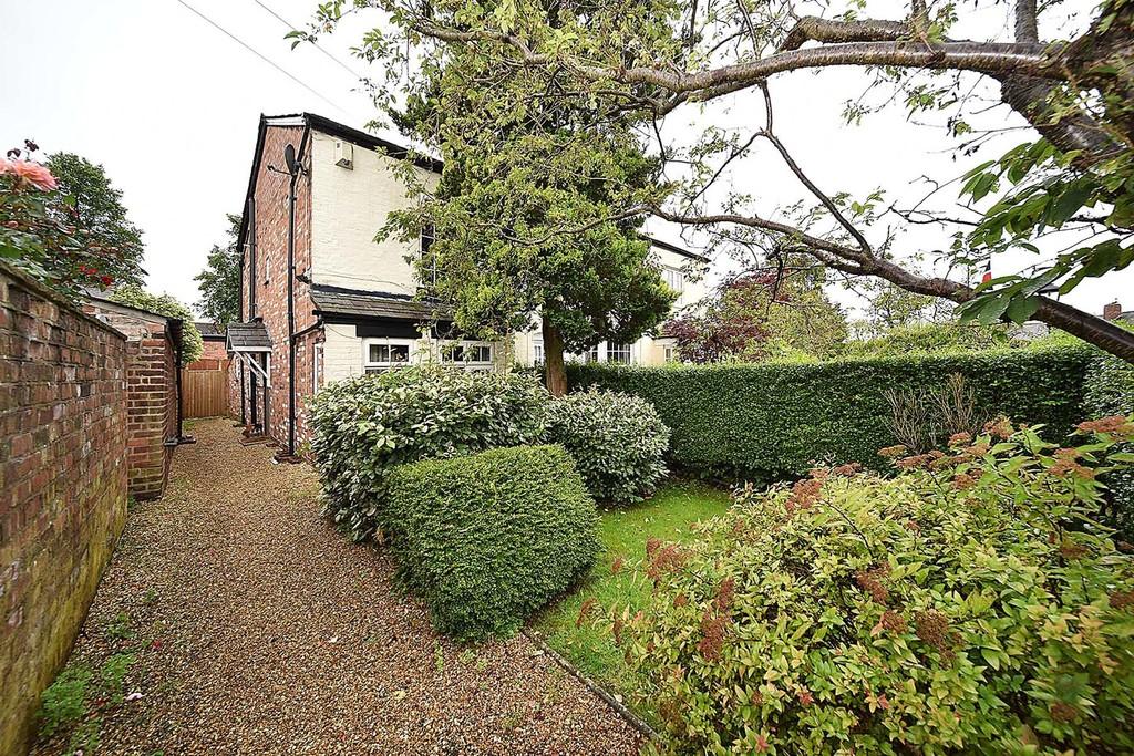 Heyes Lane, Alderley Edge 2 bed end of terrace house £1,495 pcm (£345 pw)