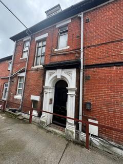 Studio to rent, Denzil Ave