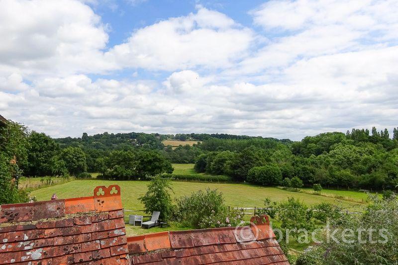 Blackham, Tunbridge Wells 2 bed terraced house £325,000
