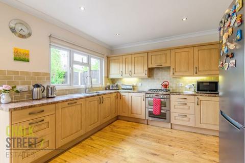 4 Selsdon Close, Romford, RM5 3JL