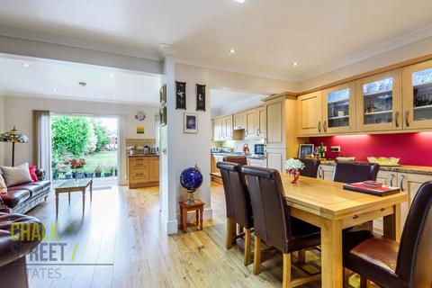 4 Selsdon Close, Romford, RM5 3JL