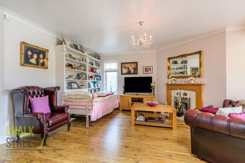 4 Selsdon Close, Romford, RM5 3JL