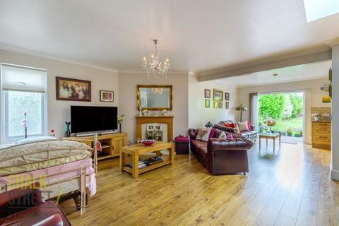 4 Selsdon Close, Romford, RM5 3JL