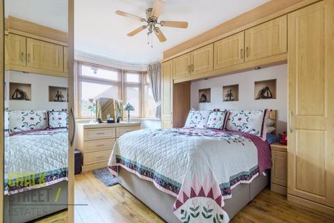 4 Selsdon Close, Romford, RM5 3JL