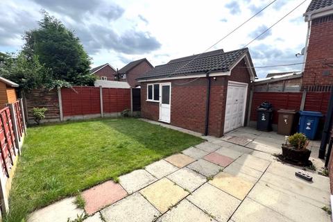 3 bedroom detached house to rent, Finstock Close, Manchester