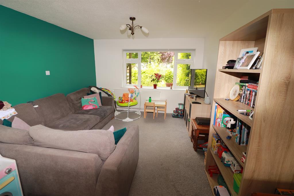 Kingscote, Yate, Bristol, BS37 8YB 3 bed end of terrace house £280,000