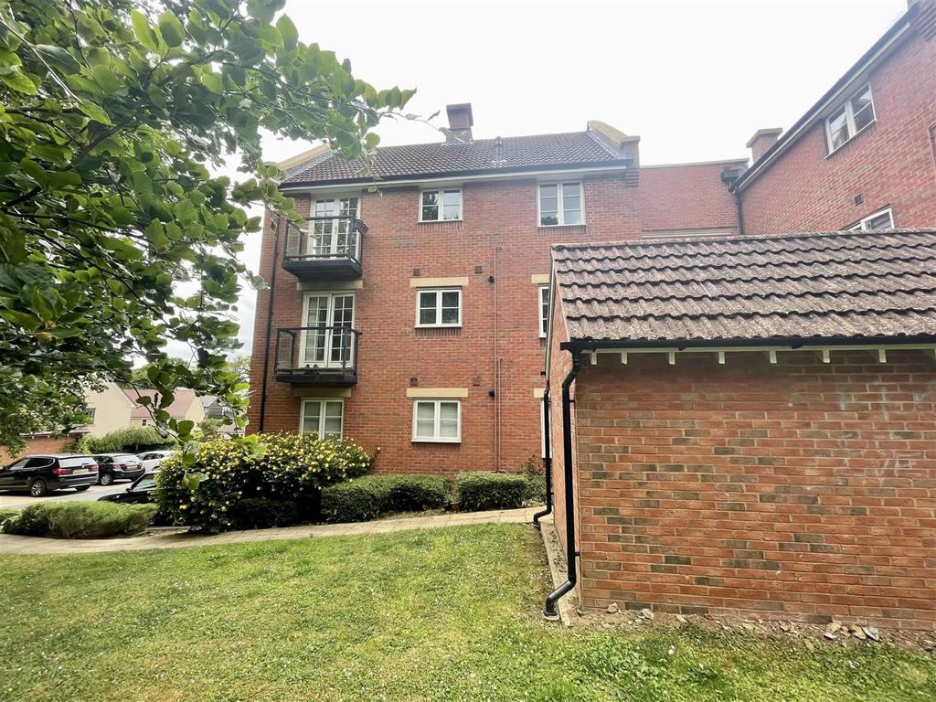 Alexandra Close, Dursley, GL11 4GN 2 bed apartment £175,000