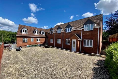 Flat 4, 27 High Street, Cam, Dursley, GL11 5LA