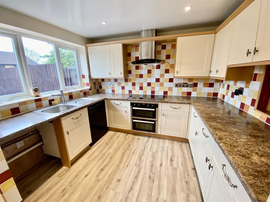 Meadowvale, Dursley, GL11 6HQ 4 bed semidetached house £300,000