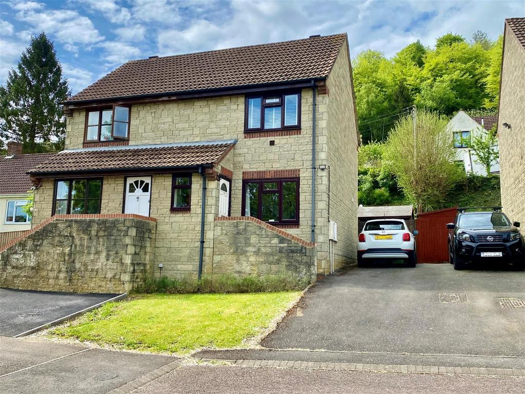 Weavers Close, Dursley, GL11 4LR 2 bed semidetached house £245,000