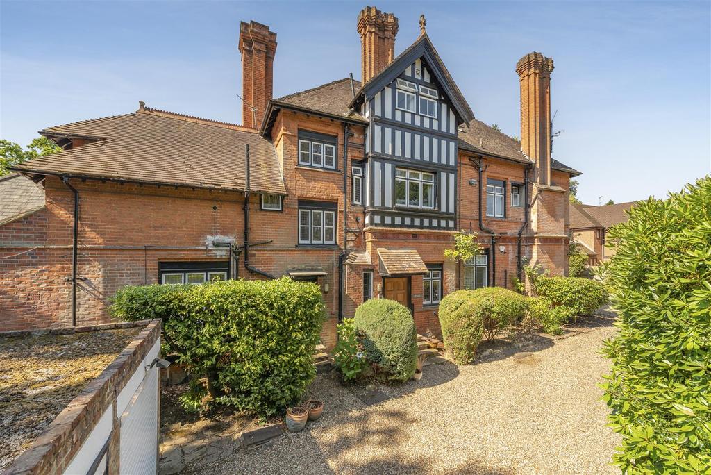 Charters Road, Sunningdale 2 bed apartment £3,500 pcm (£808 pw)