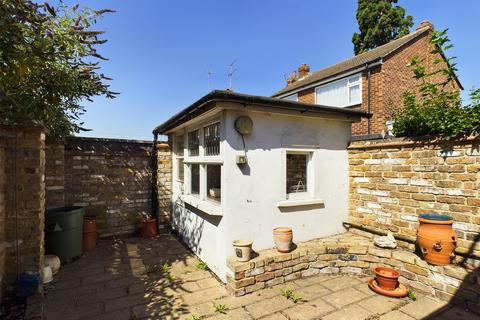 22 Conquest Road, Addlestone, KT15 1SN