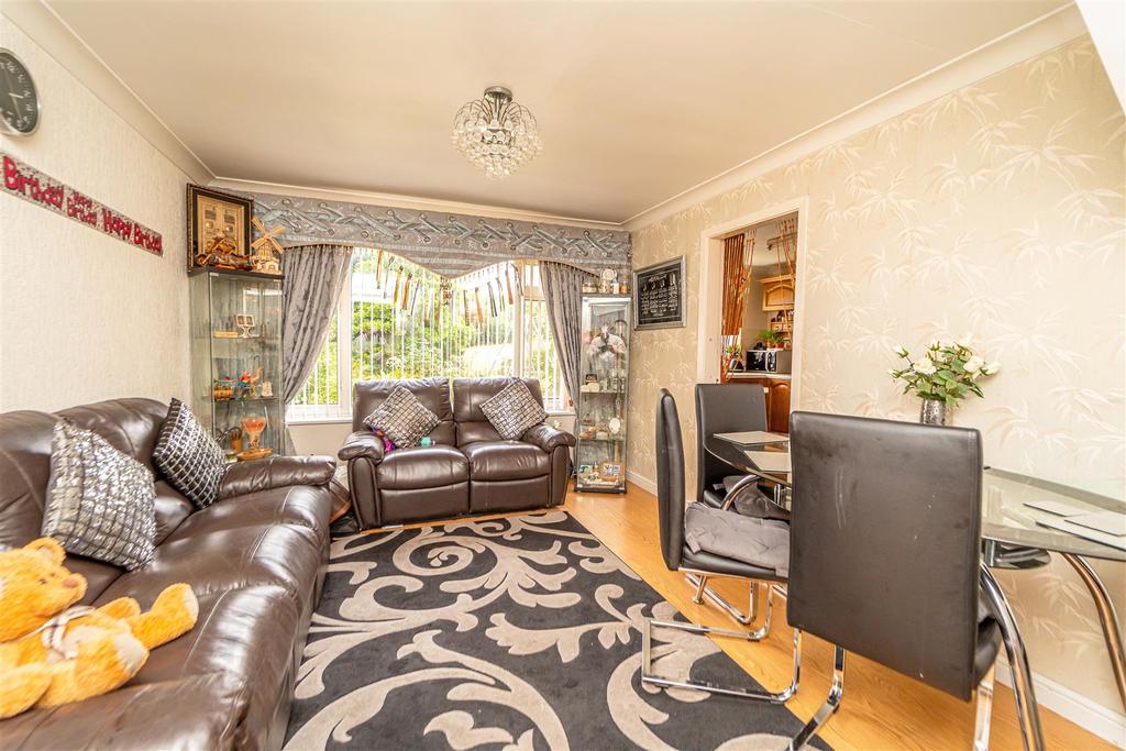 23 Cherrington Gardens, Compton 3 bed link detached house £349,950