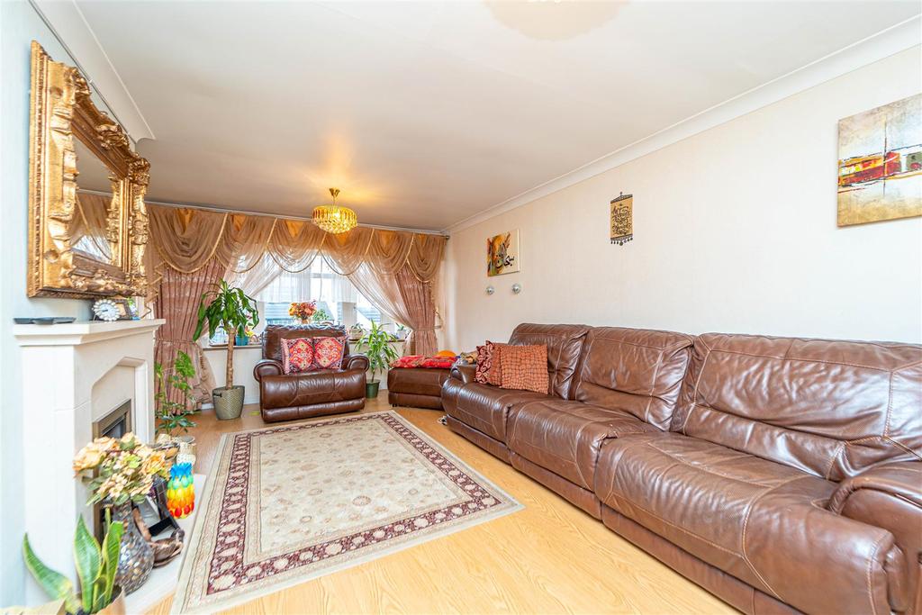 23 Cherrington Gardens, Compton 3 bed link detached house £349,950