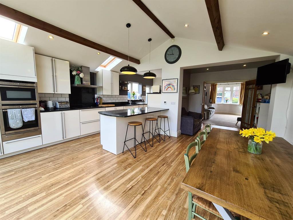 Westfield Avenue, Brockworth, Gloucester, GL3 4AX 3 bed semidetached