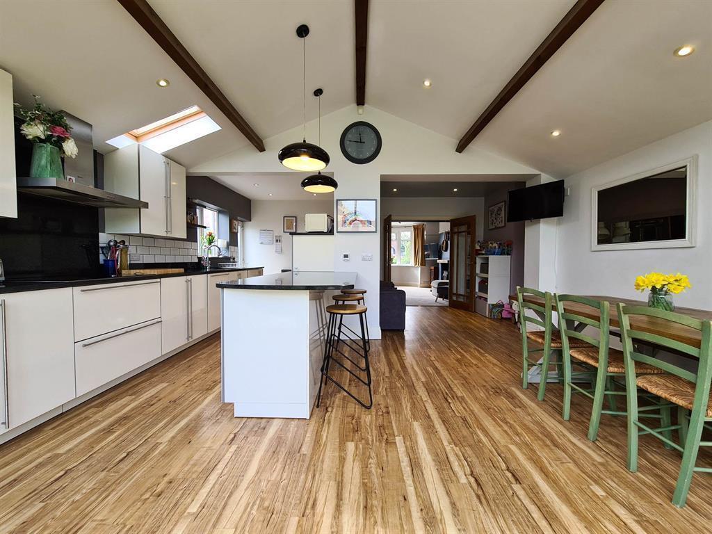 Westfield Avenue, Brockworth, Gloucester, GL3 4AX 3 bed semidetached