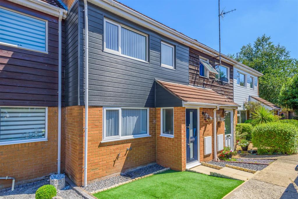 Holmfield, West Lavington 4 bed terraced house £279,000