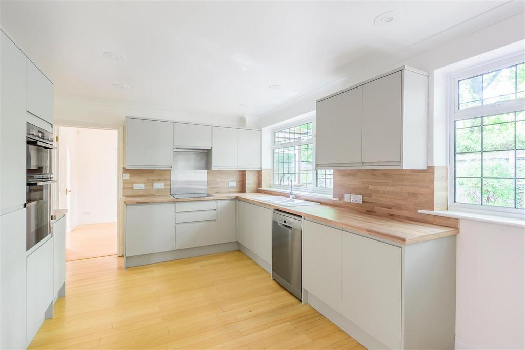 Sandisplatt Road, Maidenhead 4 bed detached house £3,750 pcm (£865 pw)