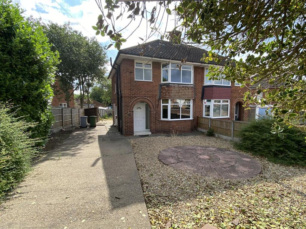 Central Drive, Clipstone, Mansfield 3 bed semidetached house £725 pcm (£167 pw)