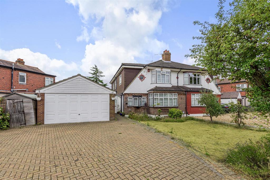 Clandon Close, Epsom 4 bed semidetached house £800,000