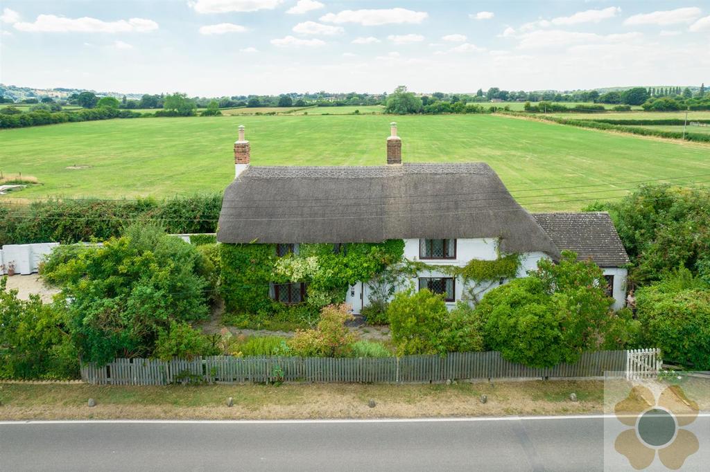 Broad Town Road, Broad Town SN4 7 2 bed cottage for sale £499,995