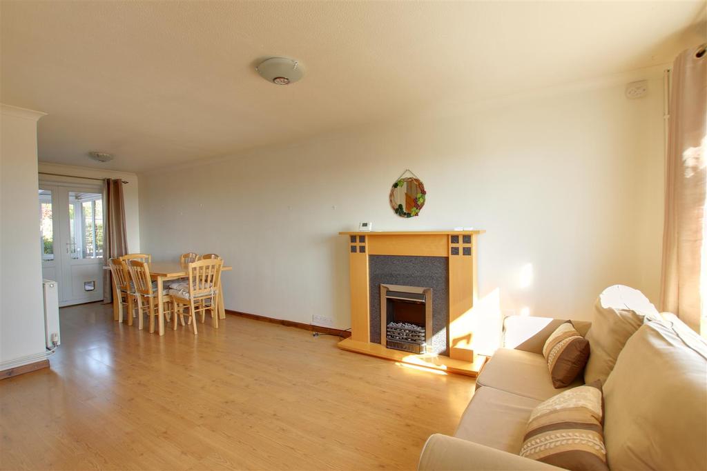 St. Crispians, Seaford 2 bed terraced house £1,250 pcm (£288 pw)