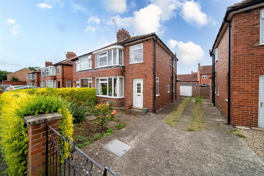 18 Maudon Grove, Norton, Malton, North Yorkshire YO17 8AH 3 bed semi