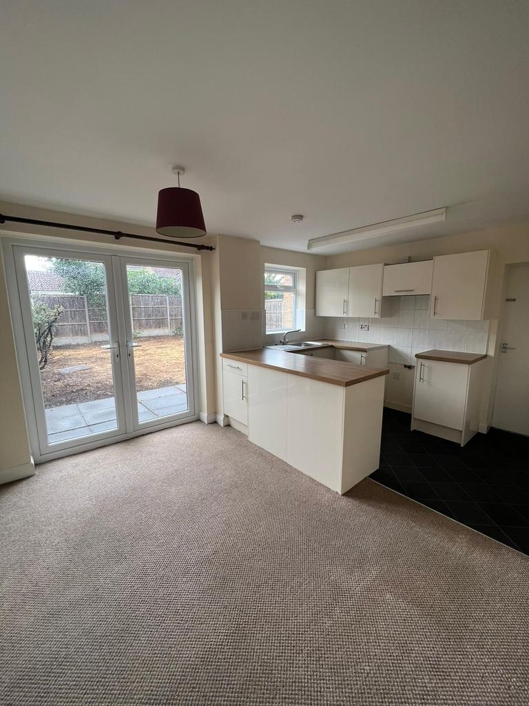 Pendlebury Drive, Leicester, LE2 3 bed detached house £995 pcm (£230 pw)