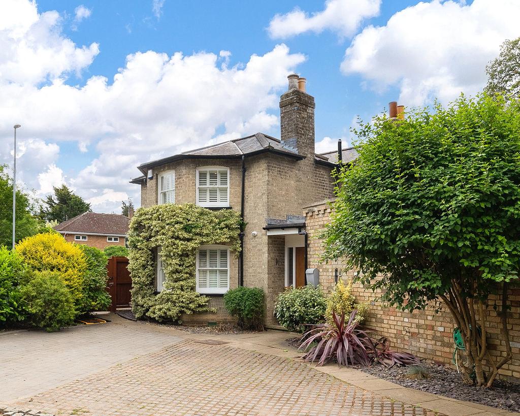 High Street, Trumpington, Cambridge, Cambridgeshire 3 bed semidetached