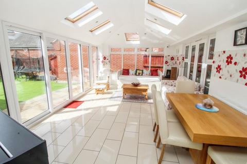 4 bedroom detached house to rent, Crispin Drive, Bedford