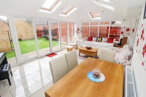 4 bedroom detached house to rent, Crispin Drive, Bedford