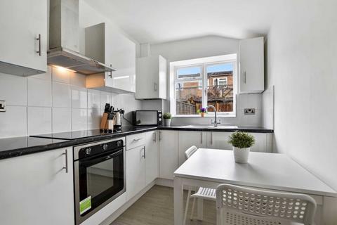 5 bedroom terraced house to rent, Stanley Grove, Battersea, SW8 3PD