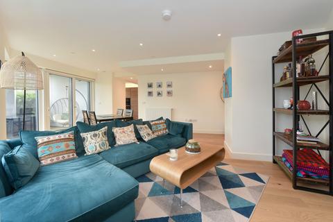 3 bedroom flat to rent - Judde House, Duke Of Wellington Avenue, London SE18