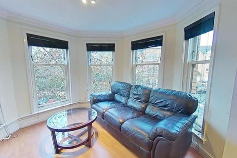 3 bedroom flat to rent, Hughenden Gardens, Glasgow, G12