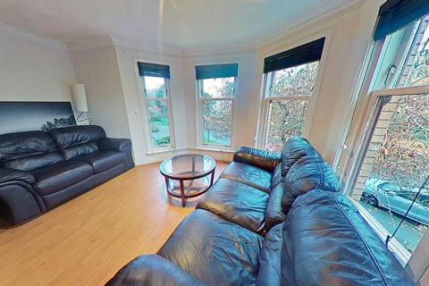 3 bedroom flat to rent, Hughenden Gardens, Glasgow, G12