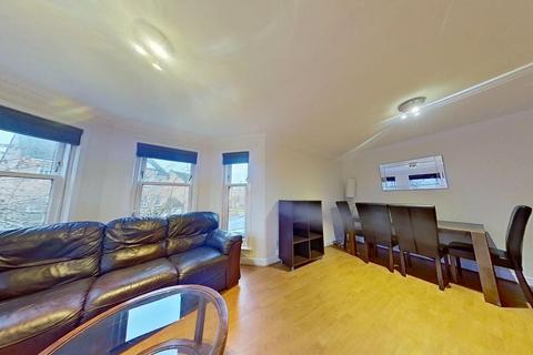 3 bedroom flat to rent, Hughenden Gardens, Glasgow, G12