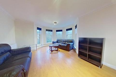3 bedroom flat to rent, Hughenden Gardens, Glasgow, G12