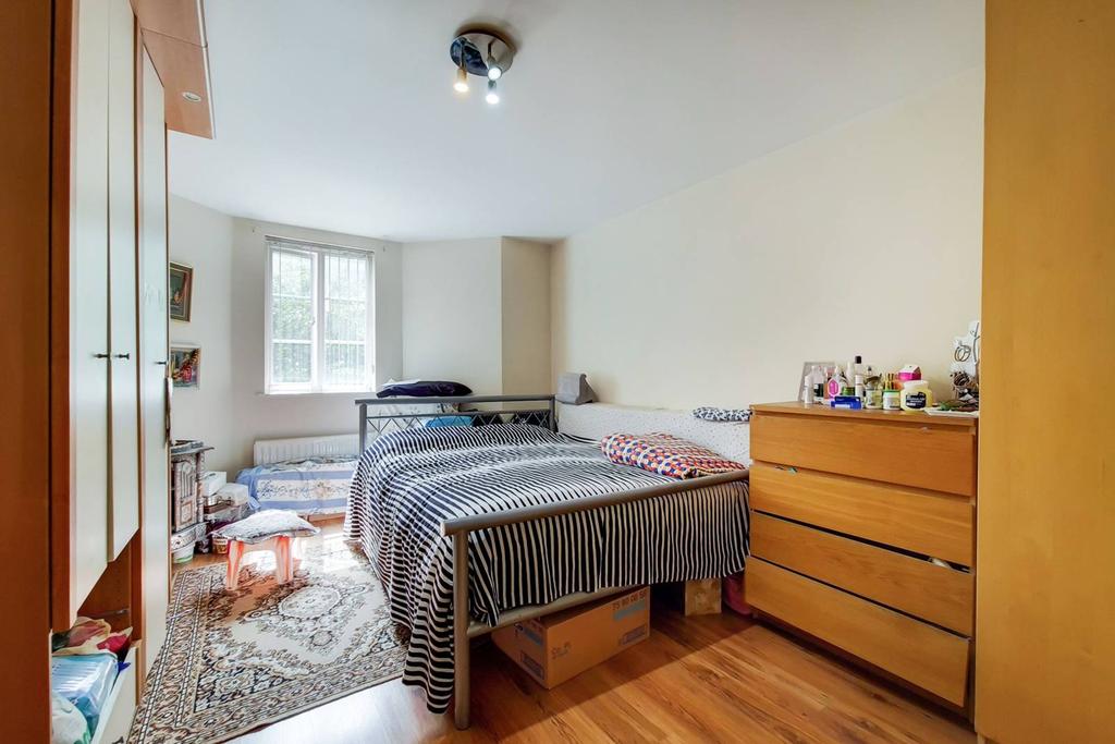 Lady Aylesford Avenue, Stanmore, HA7 2 bed flat £450,000