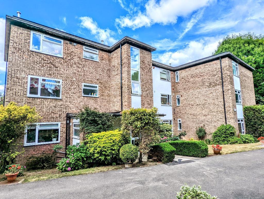 Leopold Avenue, Wimbledon, London... 1 bed flat £2,200 pcm (£508 pw)