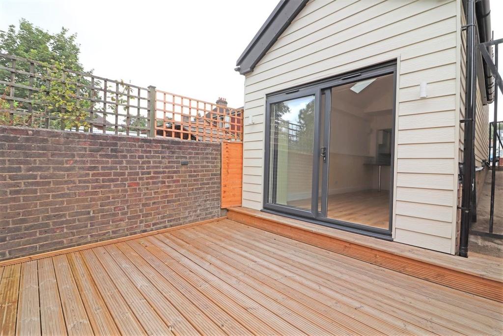 Wilton Road, Redhill 1 bed detached house £1,150 pcm (£265 pw)